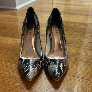 Ted Baker London Snakeskin Heels Size 37 (6.5)